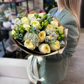 Букет "Мичиган" из пионовидных роз Баттеркап, озатамнуса, оксипеталума и гиперикума в Солнечногорске