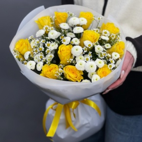 Букет "Синди" из лимонных роз, ромашек и хризантем сантини в Солнечногорске