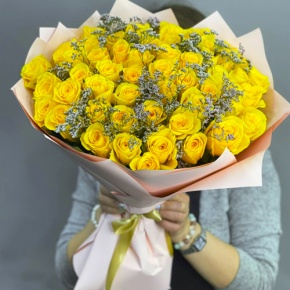 Букет из 51 лимонной розы с лимониумом в Солнечногорске