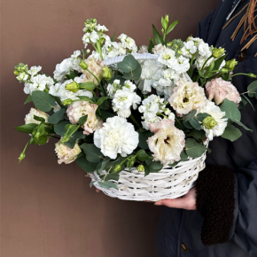 Композиция в корзине "Фея" из маттиол, диантусов, эустом и эвкалипта в Солнечногорске