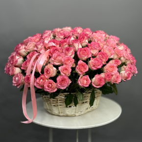 Композиция в корзине из 101 розы Джумилия в Солнечногорске