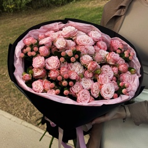 Букет из кустовых роз Бомбастик и гиперикума (50 см) в Солнечногорске