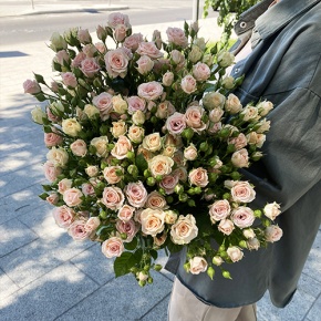 Букет из 31 кустовой розы микс (70 см) в Солнечногорске