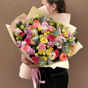 Букет "Яркая птичка" из пионовидных роз Риджертс Парк, маттиол, диантусов и эустом в Солнечногорске