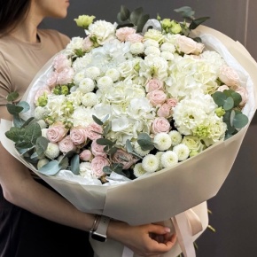 Букет "Пастелла" из кустовых пионовидных роз, Голландской Гортензии, эустомы, хризантемы Ньютон и эвкалипта в Солнечногорске