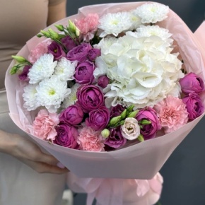 Букет "Вуаль" из хризантемы, кустовых пионовидных роз Мисти Баблз, диантусов, Голландской гортензии и эустом в Солнечногорске