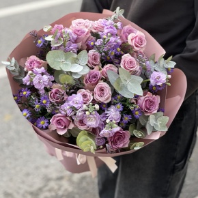 Букет "Хрустальный" из роз, астера и ароматных маттиол в Солнечногорске