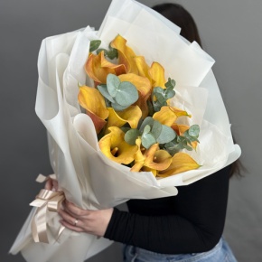 Букет из 17 оранжевых калл с эвкалиптом в Солнечногорске