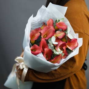 Букет из 17 нежных калл с эвкалиптом в Солнечногорске