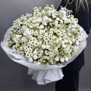 Букет "Эдем" из хризантем, маттиол и ромашек в Солнечногорске