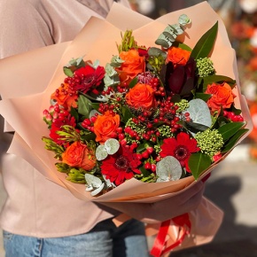 Букет "На заре" из роз, калины, скиммии, гиперикума, сафари, гербер и капса в Солнечногорске