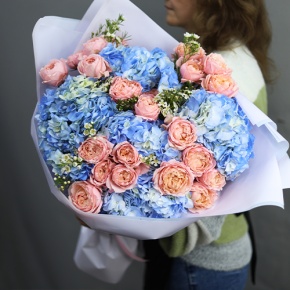 Букет "Тону в твоих глазах" из кустовых пионовидных роз Джульетта, хамелациума и гортензий в Солнечногорске