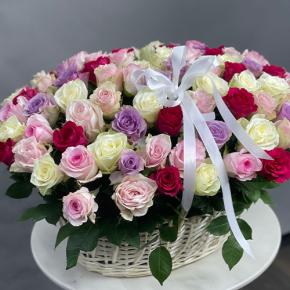 Композиция в корзине из 101 розы микс в Солнечногорске