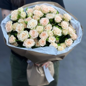 Нежный букет из 17 кремовых кустовых роз (60 см) в Солнечногорске