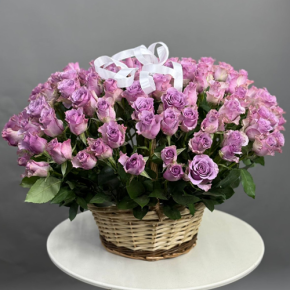 Композиция в корзине из 131 кенийской розы (40 см) в Солнечногорске