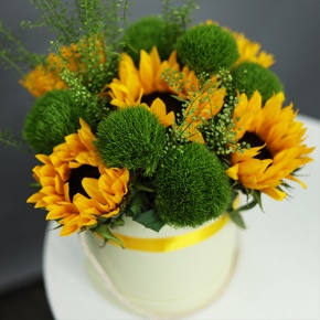 Композиция в шляпной коробке из подсолнухов и диантусов люкс в Солнечногорске