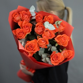 Букет из 15 морковных роз с эвкалиптом (70 см) в Солнечногорске