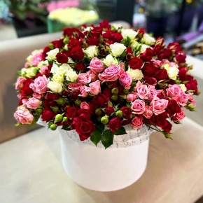 Композиция в шляпной коробке из 101 кустовой розы микс (50 см) в Солнечногорске