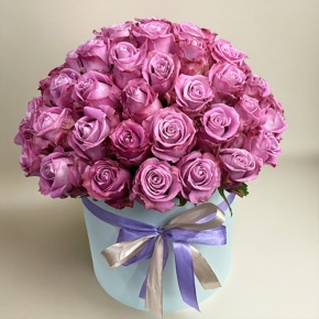 Композиция в шляпной коробке из 51 розы Меритим в Солнечногорске