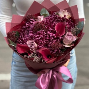 Букет "Импульс" из скиммии, калл, роз и хризантем Бигоуди в Солнечногорске