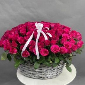 Композиция в корзине из 101 малиновой розы (40 см) в Солнечногорске