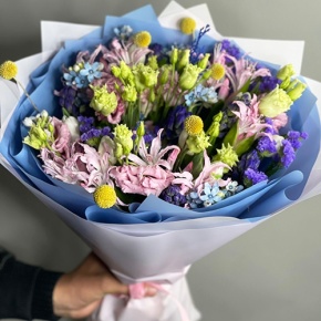 Букет "Загадка вечности" из гиацинтов, нерине, тюльпанов и оксипеталума в Солнечногорске