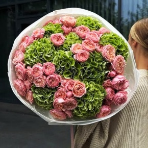 Букет "Фреш леди" из Голландских гортензий и пионовидных кустовых роз Джульетта в Солнечногорске