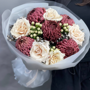 Букет "Всё что тебе касается" из хризантем Бигоуди, роз Эквадор Квиксенд и гиперикума в Солнечногорске