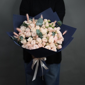 Букет "Вумен" из кустовых роз пионовидных роз Бомбастик, эвкалипта и лагуруса в Солнечногорске