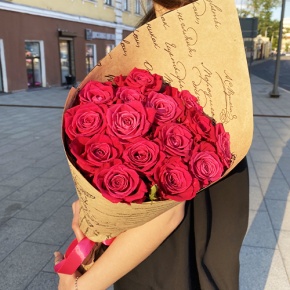 Букет из 15 роз Шангрила в крафте (60 см) в Солнечногорске
