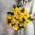 Букет из 25 лимонных роз с рускусом (40 см) в Солнечногорске Букет из 25 лимонных роз с рускусом (40 см) в Солнечногорске