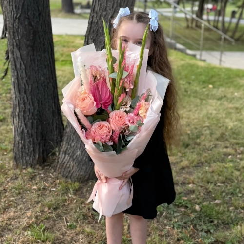 Букет на 1 сентября с гладиолусами, розами и антуриумом в Солнечногорске