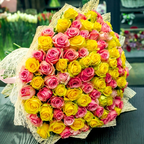 Букет из 101 розовой и лимонной розы (50 см) в Солнечногорске