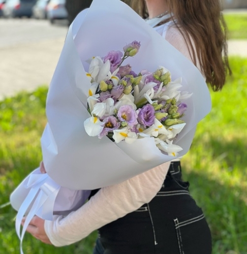 Букет "Вива ла дива" из эустом и ирисов в Солнечногорске