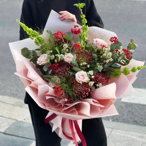 Букет "Вернисаж" из калины, хризантем Бигоуди, молюцеллы, паникума, роз и астранции в Солнечногорске