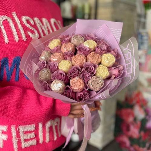 Букет из роз и шоколадных пионов в Солнечногорске