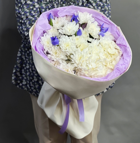 Букет "Грация" из ирисов, гортензии и кустовых хризантем в Солнечногорске
