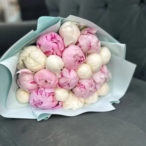 Микс из 19 бело-розовых пионов в Солнечногорске