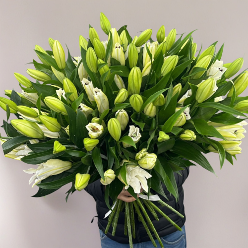 Объемный букет из 27 ароматных белых лилий в Солнечногорске