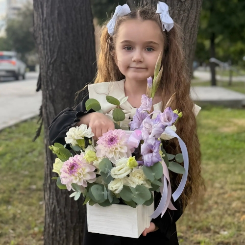 Композиция с георгинами на 1 сентября в белом ящике в Солнечногорске