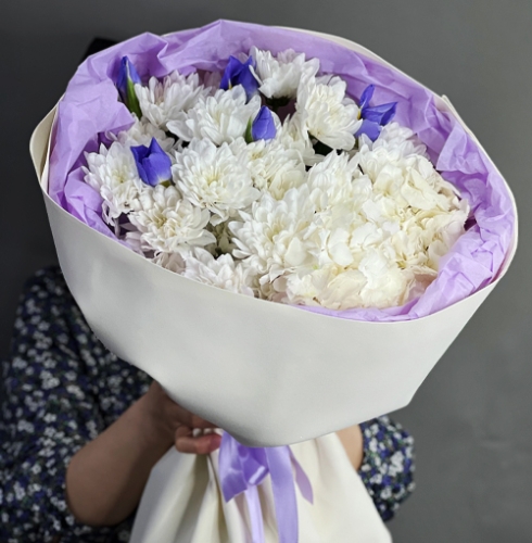 Букет "Грация" из ирисов, гортензии и кустовых хризантем в Солнечногорске