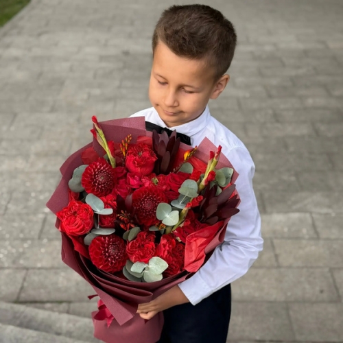 Букет с георгинами, розами и леукадендроном в Солнечногорске