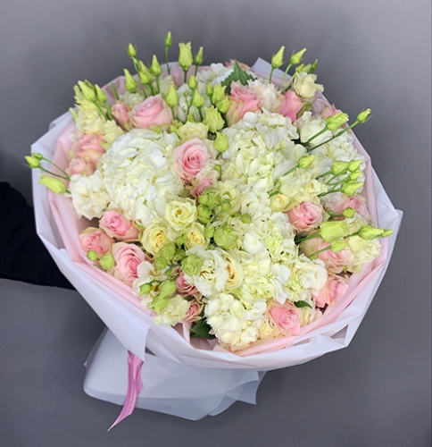 Букет "София" из гортензий, эустом и роз в Солнечногорске