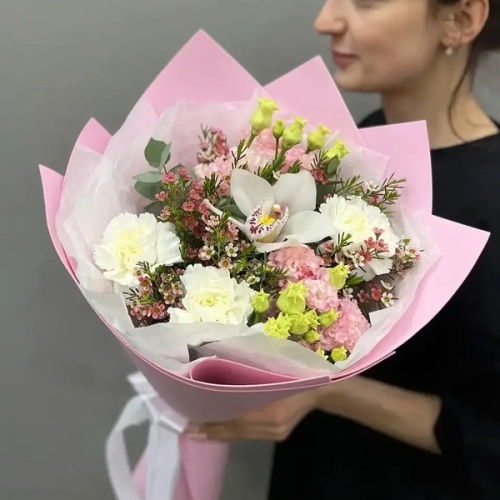 Букет с королевской орхидеей, диантусами, эустомой и шамелациумом в Солнечногорске