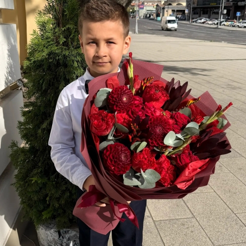 Букет с георгинами, розами и леукадендроном в Солнечногорске