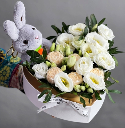 Композиция в коробке сердца из шоколадных пионов и эустом в Солнечногорске