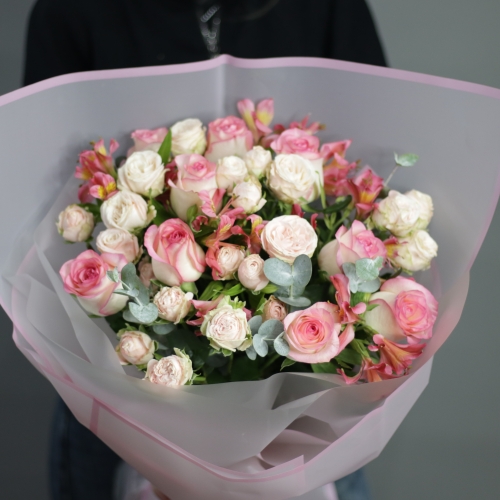 Букет "Розовый фламинго" из роз, альстромерии и эвкалипта в Солнечногорске